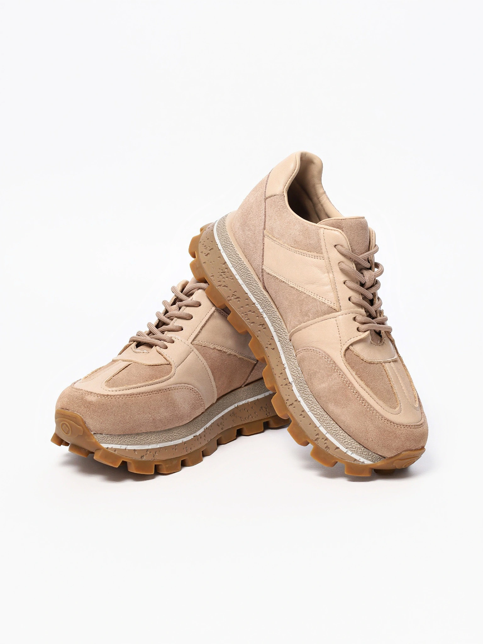 Кроссовки комбинированные бежевого цвета на рельефной подошве